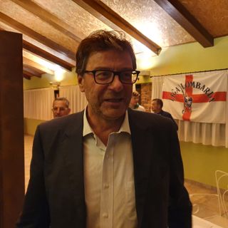VIDEO. Giorgetti: «Cittadini sfiduciati, li incontro di persona. Al governo ho messo tutto il mio impegno». Poi l'abbraccio con Bossi