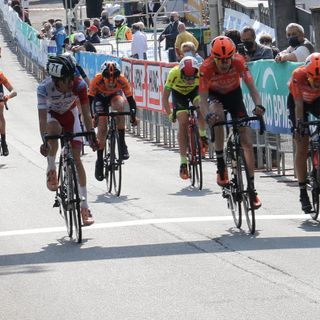 L'arrivo vincente - ma è servito il fotofinish - di Giacomo Dentelli alla Giovane Tre Valli riservata agli esordienti (foto di Giordano Azzimonti)
