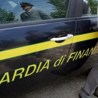 I furbetti del capo elegante: una nota catena di abbigliamento aveva 237 finti apprendisti e non pagava straordinari. Super multa: indagini anche in Lombardia