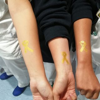 FOTO. Un fiocco dorato illumina il coraggio dei bambini malati di cancro