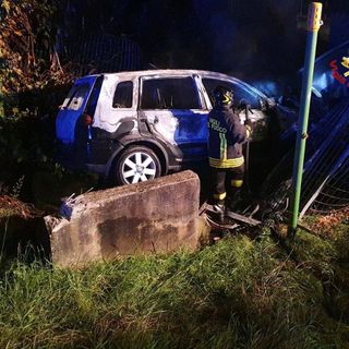 FOTO E VIDEO. Auto fuori strada in via Tasso, si schianta contro una cabina del gas