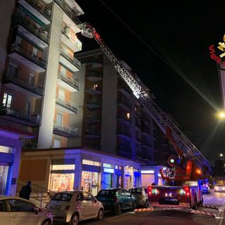 Somma Lombardo, donna intrappolata in casa. La salvano i vigili del fuoco