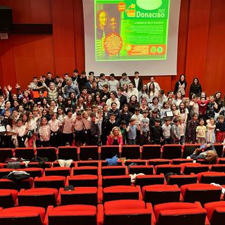 5mila chili di cibo donati ai bisognosi. La lezione di generosità degli alunni di Busto