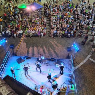 Gallarate, tutti pazzi per i Fottuta Marmellata. Piazza Libertà si infiamma per la band di Chiaravalli
