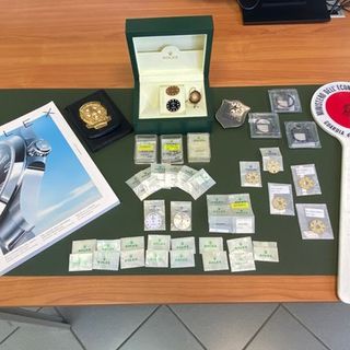 Dalla Svizzera con ricambi per orologi di lusso non dichiarati: scoperto dalle Fiamme Gialle