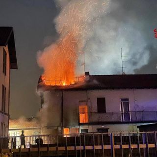FOTO. Incendio la scorsa notte al tetto di uno stabile a Gornate