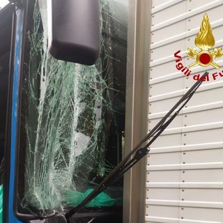 Schianto sulla Paullese a San Donato. Autobus tampona un camion: dieci persone al pronto soccorso