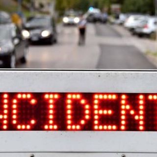 Scontro tra auto in via Gasparotto: soccorse due persone e lunghe code