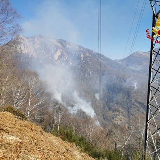 Incendio di Gambarogno. Situazione in deciso miglioramento, ma a Indemini si continua a lavorare
