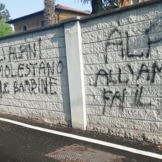 Le scritte ingiuriose contro gli alpini apparse sui muri di Induno Olona in una foto tratta dalla pagina Facebook &quot;Induno Olona Segnalazioni Proposte Idee&quot;