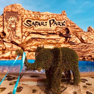 L'ingresso del Safari Park. Sotto, la famiglia De Rocchi