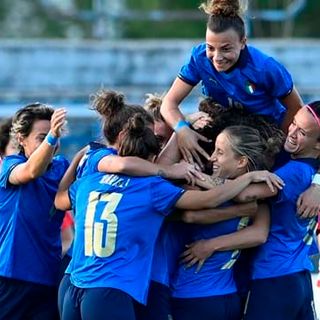 Nello scatto pubblicato dal sito ufficiale della Figc, la gioia delle Azzurre dopo la vittoria contro la Croazia