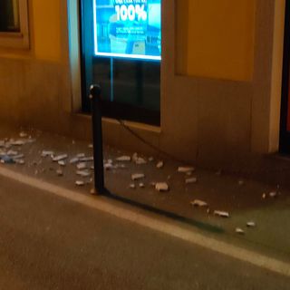 I calcinacci caduti a Jerago con Orago sul camminamento pedonale di via Matteotti