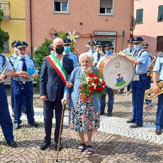 La signora Giovannina, con il sindaco e la banda in una foto tratta dalla pagina Facebook di Emilio Aliverti