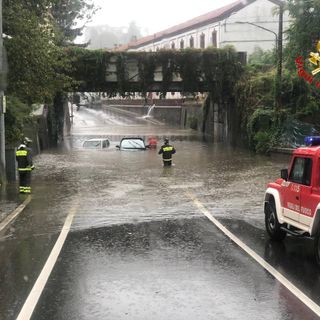 VIDEO E FOTO. Acquazzoni su tutto il Varesotto: a Jerago e Solbiate Arno salvati degli automobilisti rimasti intrappolati nell'acqua