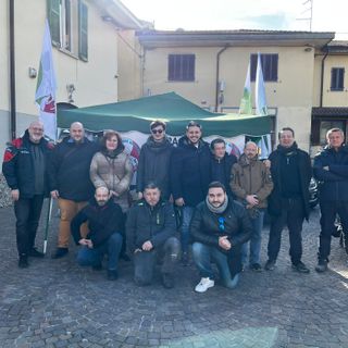 L'apertura della campagna elettorale di Movimento Alternativo a Jerago con Orago con un gazebo in piazza