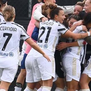 L'abbraccio delle bianconere, che con la vittoria di oggi si sono già praticamente cucite lo Scudetto sulla maglia (foto figc.it)