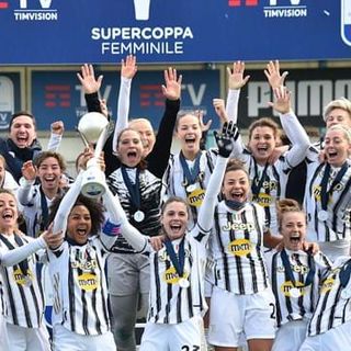 La gioia bianconera durante la premiazione (foto figc.it)
