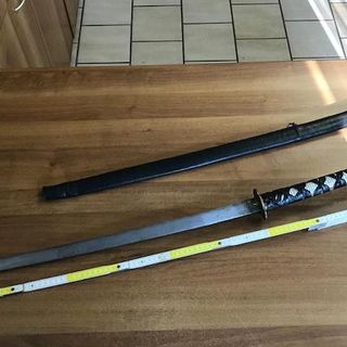 Fermato alla dogana di Zenna con una katana di un metro: denunciato un cittadino svizzero
