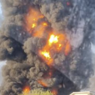 VIDEO. L'incendio di Novara è domato, la nube spinta dal vento verso una parte del Varesotto
