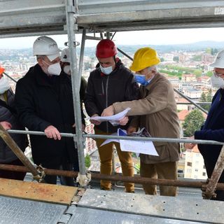 Nella foto di Carlo Meazza, da sinistra, i partecipanti al meeting aereo: Gabriele Donati, responsabile della sicurezza del cantiere, ing. Antonio Albanese, comandante dei Vigili del Fuoco, ing. Pietro Gervasini, esperto di tecnologia edilizia, il geometra Alberto Bianchi e l’architetto Giorgio Vassalli, progettisti del restauro con Vanni Meschini, il “padrone di casa” mons. Luigi Panighetti