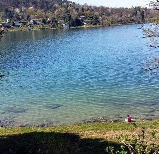 Foto generica d'archivio di uno scorcio del lago di Monate