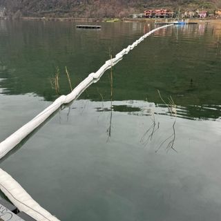Sul lago Ceresio a Lavena Ponte Tresa sono state collocate barriere oleoassorbenti (foto dalla pagina Facebook &quot;Io Cambio con Mastromarino sindaco&quot;)