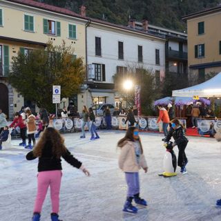 L'inaugurazione della pista di pattinaggio sul ghiaccio in piazza Matteotti a Laveno