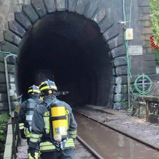 FOTO. Frana sui binari, treno deraglia e blocca la Gallarate-Luino