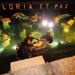 La posa del presepe sommerso di Laveno negli anni scorsi