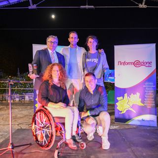 Enrico Anghilante, Mike Maric, Sara Bertolasi, Francesca Porcellato e Matteo Bursi nello scatto di chiusura dell'appuntamento di Laveno (fotoservizio a cura di PhotoSport &amp; More)