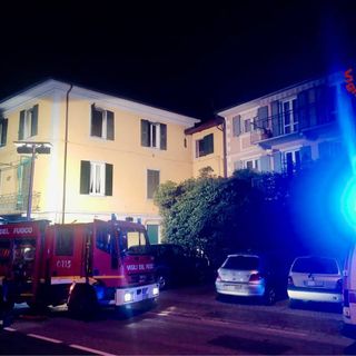 Lo stabile di via Labiena a Laveno dove si è sviluppato l'incendio in cui ha perso la vita una persona