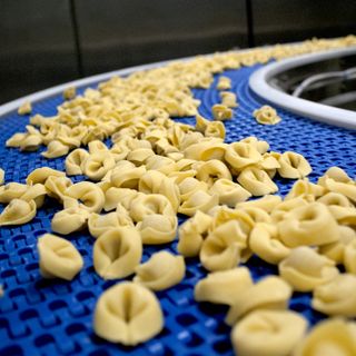 Allo Scoiattolo si continua a produrre nonostante tutto: «Difficoltà per le materie prime e per i costi, chiediamo certezze»
