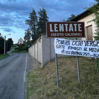 Lo striscione dell'Associazione Centopercento Animalisti posto all'ingresso della frazione di Lentate