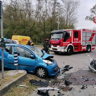 FOTO. Schianto sulla Statale a Lonate Pozzolo: in azione anche l'elisoccorso. Un ferito estratto dalle lamiere dai vigili del fuoco