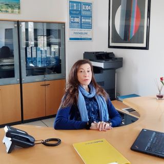 L'ingegner Silvia Cutrupi al lavoro nel suo ufficio al centro di smistamento di Poste Italiane di Lonate Pozzolo