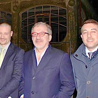 Roberto Maroni tra Alessandro Casali e Davide Cataldo durante una delle visite a Luino dell'ex ministro