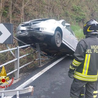 FOTO. Luino, perde il controllo dell'auto e finisce contro una barriera di protezione rimanendo in bilico: soccorso anche un bimbo di 4 anni