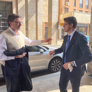 Giancarlo Giorgetti entra in Camera di Commercio a Varese accolto dal presidente Fabio Lunghi