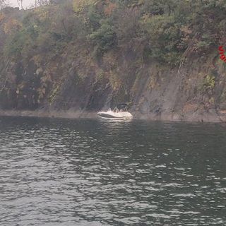 VIDEO. I vigili del fuoco recuperano un motoscafo alla deriva sul lago Maggiore