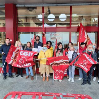 Il presidio dei delegati della Filcams Cgil davanti alla Coop di Malnate