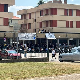 Gli striscioni presenti in piazzale Spozio a San Fermo per l'ultimo saluto a Mattia Vitali