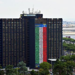 Poste italiane: il volto dei dipendenti della provincia di Varese sulla bandiera per tifare gli azzurri
