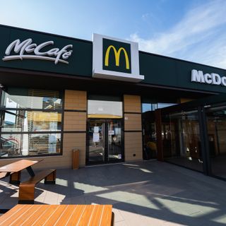 Domani a Gavirate apre il nuovo McDonald’s: nel locale lavoreranno 52 persone