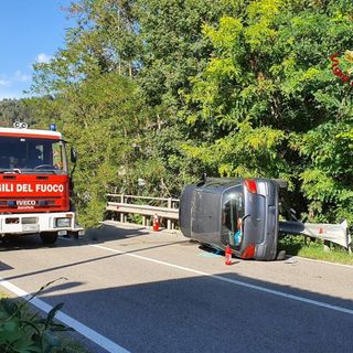 L'auto ribaltata lungo la 394 a Mesenzana