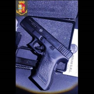 La pistola a salve sequestrata dalla polizia a Monza (foto da Mbnews.it)