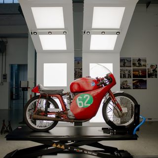 Un tuffo nel passato di Mv Agusta che compra all'asta un suo raro modello da corsa
