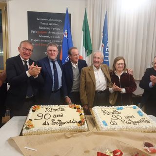 FOTO E VIDEO. Festa a sorpresa per i 90 anni di Ninetto Pellegatta: «Sei un cittadino importante per Busto e un padre della destra in provincia»