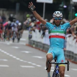 Nibali in maglia Astana nella sua vittoria alla Tre Valli 2015
