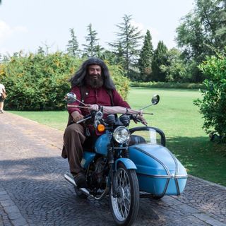Il varesotto Bernardo Giove a bordo del sidecar di sua invenzione travestito da Hagrid